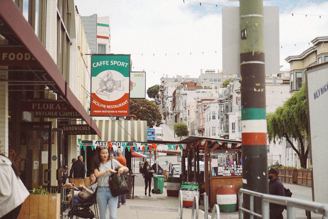 Columbia: Resiliencia y Humor en el Marketing Peruano