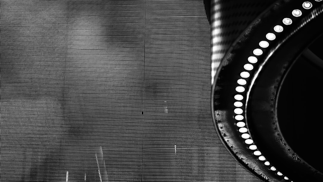 Persona usando la herramienta Ask Studio de YouTube para analizar datos de su canal.