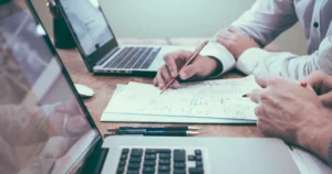 Profesionales de negocios colaborando en una reunión virtual, simbolizando la integración de la estrategia digital y la comunicación moderna en Perú.