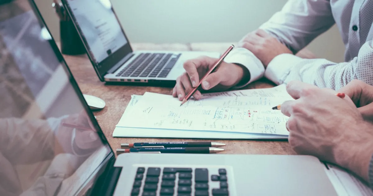 Profesionales de negocios colaborando en una reunión virtual, simbolizando la integración de la estrategia digital y la comunicación moderna en Perú.