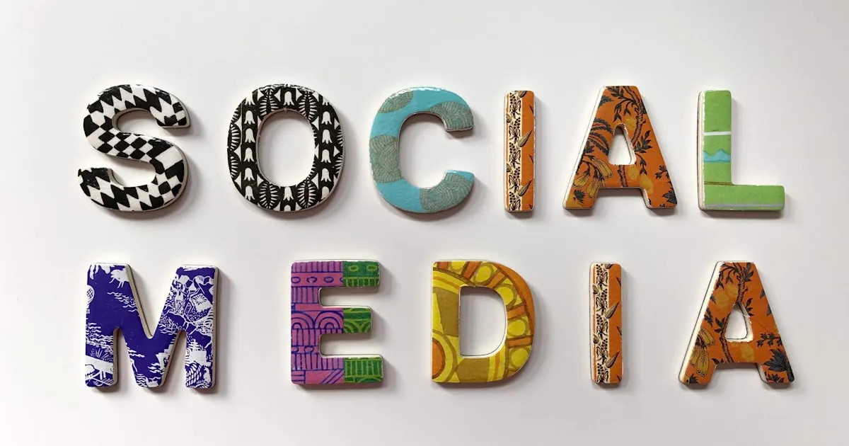 Equipo de marketing digital de Kozma 360 en Lima, Perú, diseñando una estrategia de redes sociales para empresas, analizando datos y calendarios de contenido en un ambiente colaborativo y moderno.