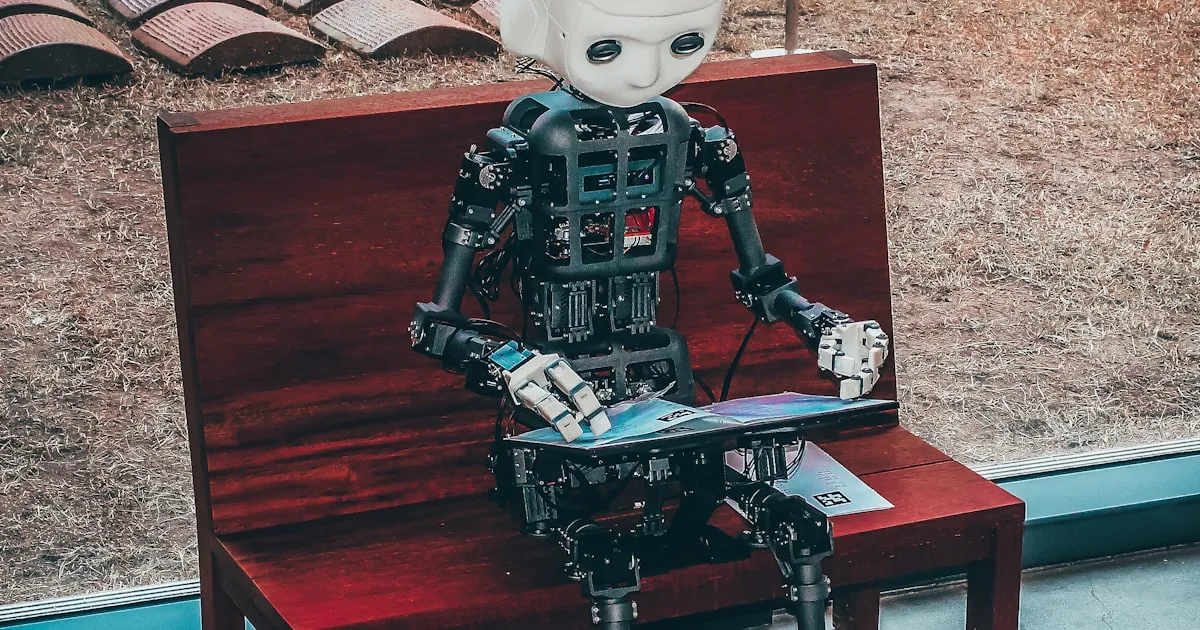 Equipo de profesionales de marketing digital utilizando inteligencia artificial para analizar datos y optimizar estrategias de negocio en una oficina moderna en Lima, Perú.