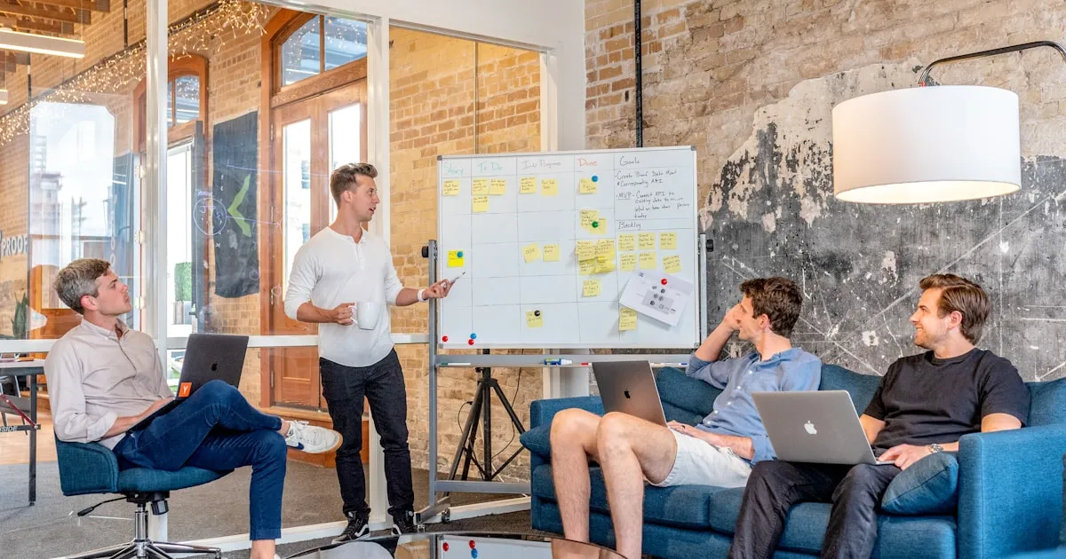 Equipo profesional analizando métricas de comercio digital en una pantalla grande, con gráficos de ventas y diseño web para optimización de conversiones.